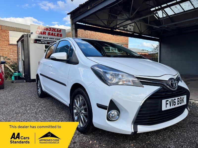 White Toyota Yaris 1.33 Dual VVT-i Icon Hatchback 5dr Petrol Manual Euro 6 99 ps